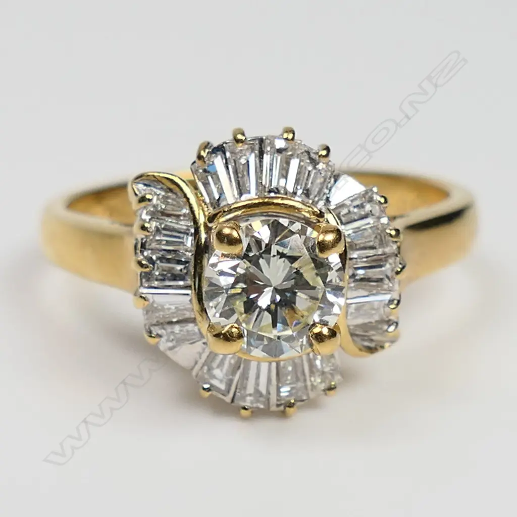 An 18ct gold and diamond cluster ring, Image 1++