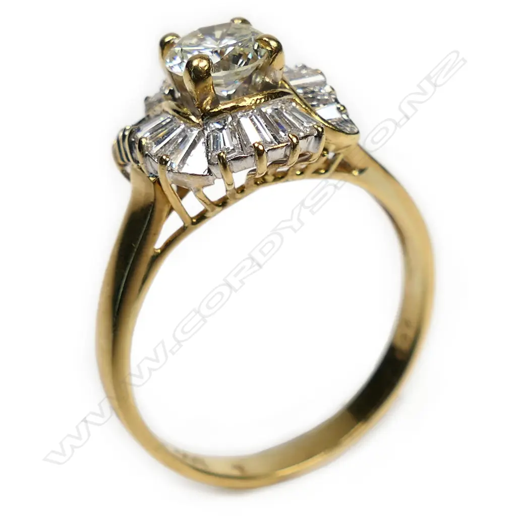 An 18ct gold and diamond cluster ring, Image 1++