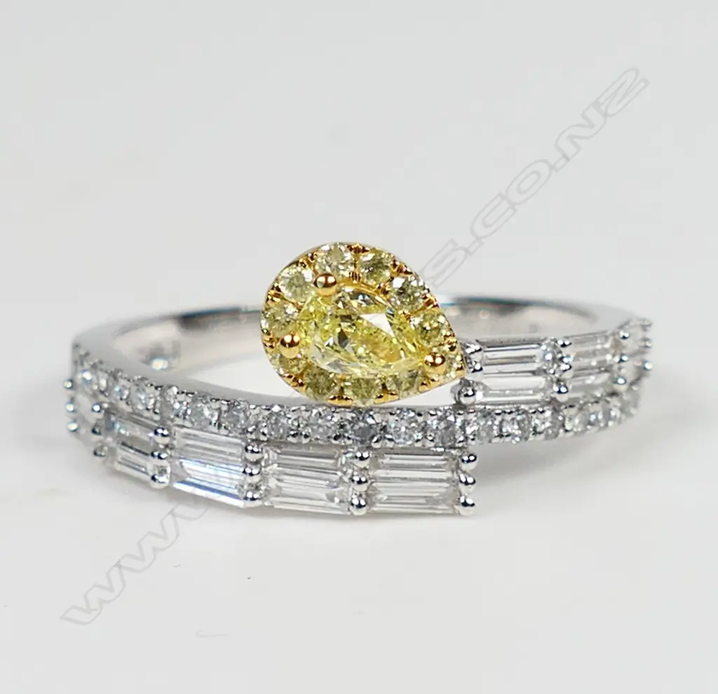 An18ct white gold with white and yellow diamond ring, Image 1++