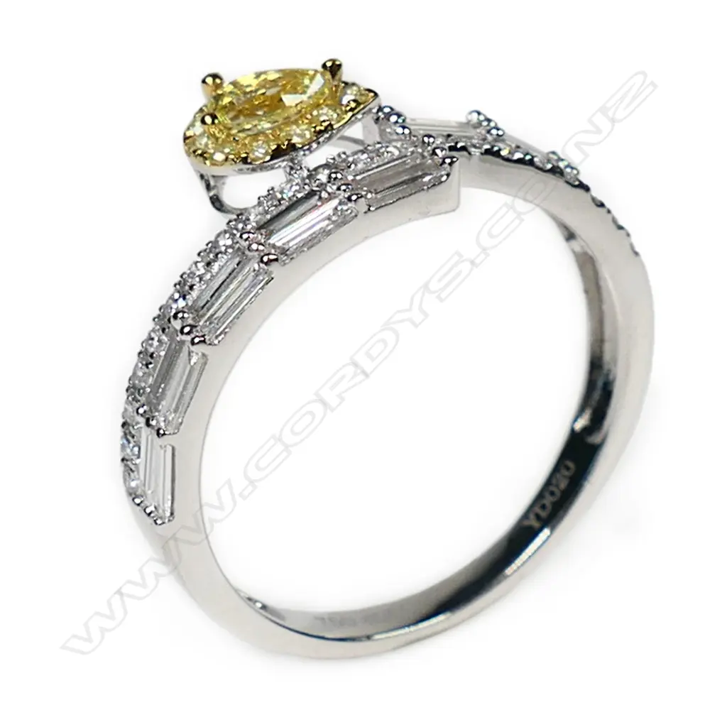 An18ct white gold with white and yellow diamond ring, Image 1++