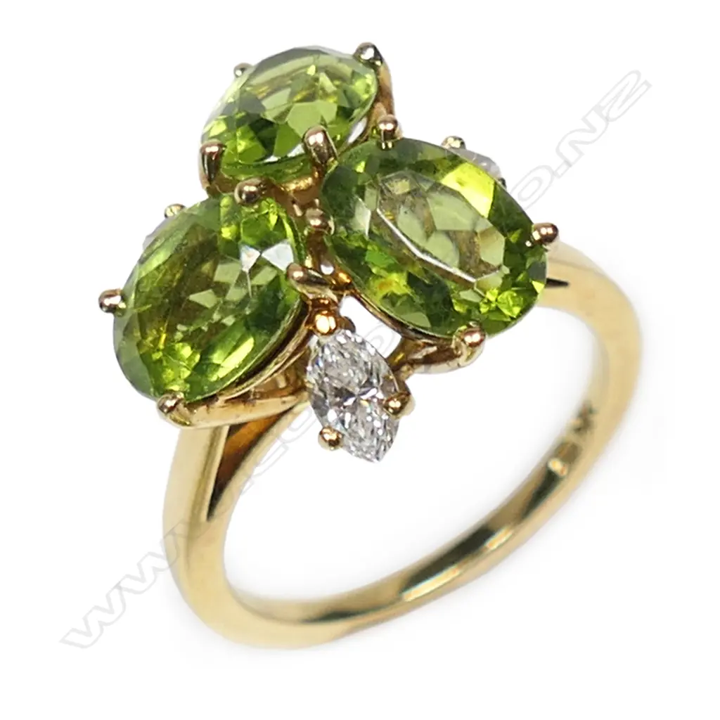 An 18ct gold and peridot suite of jewellery, Image 1++