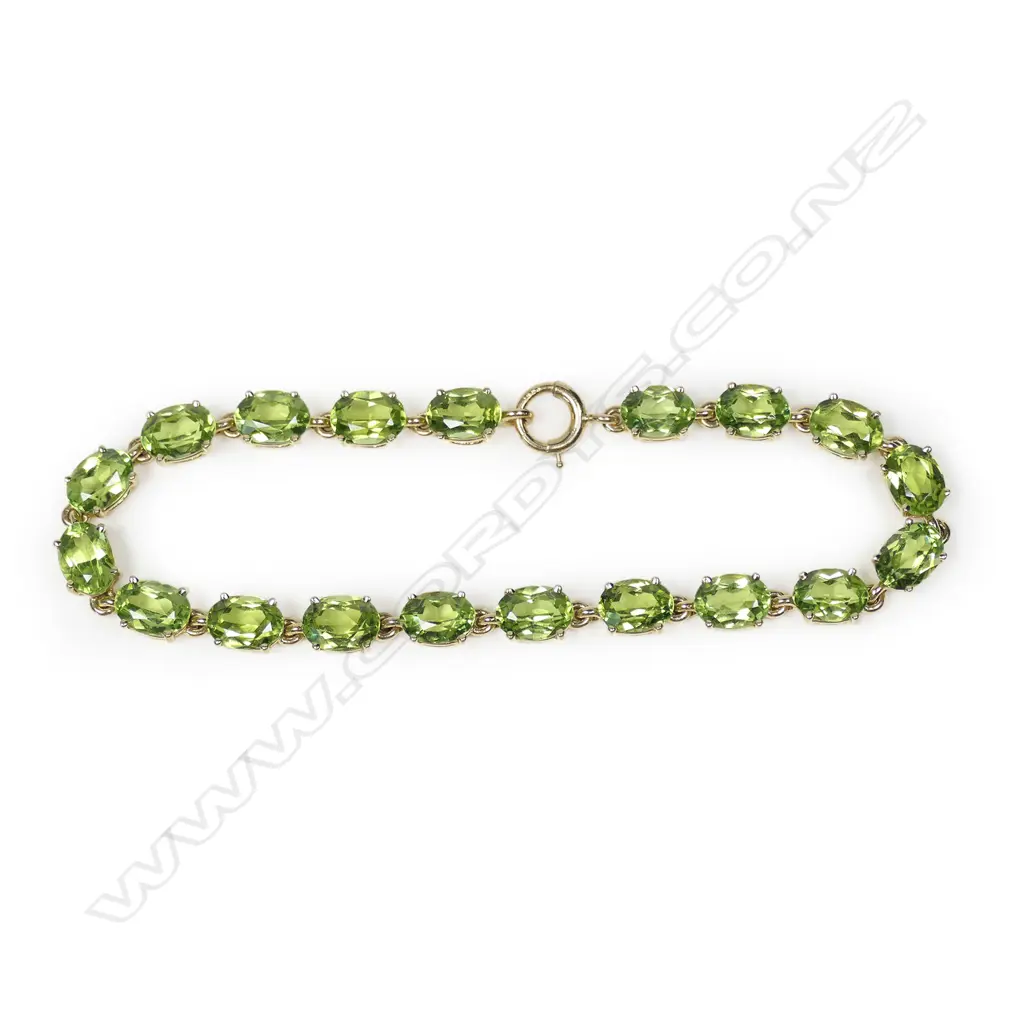 An 18ct gold and peridot suite of jewellery, Image 1++