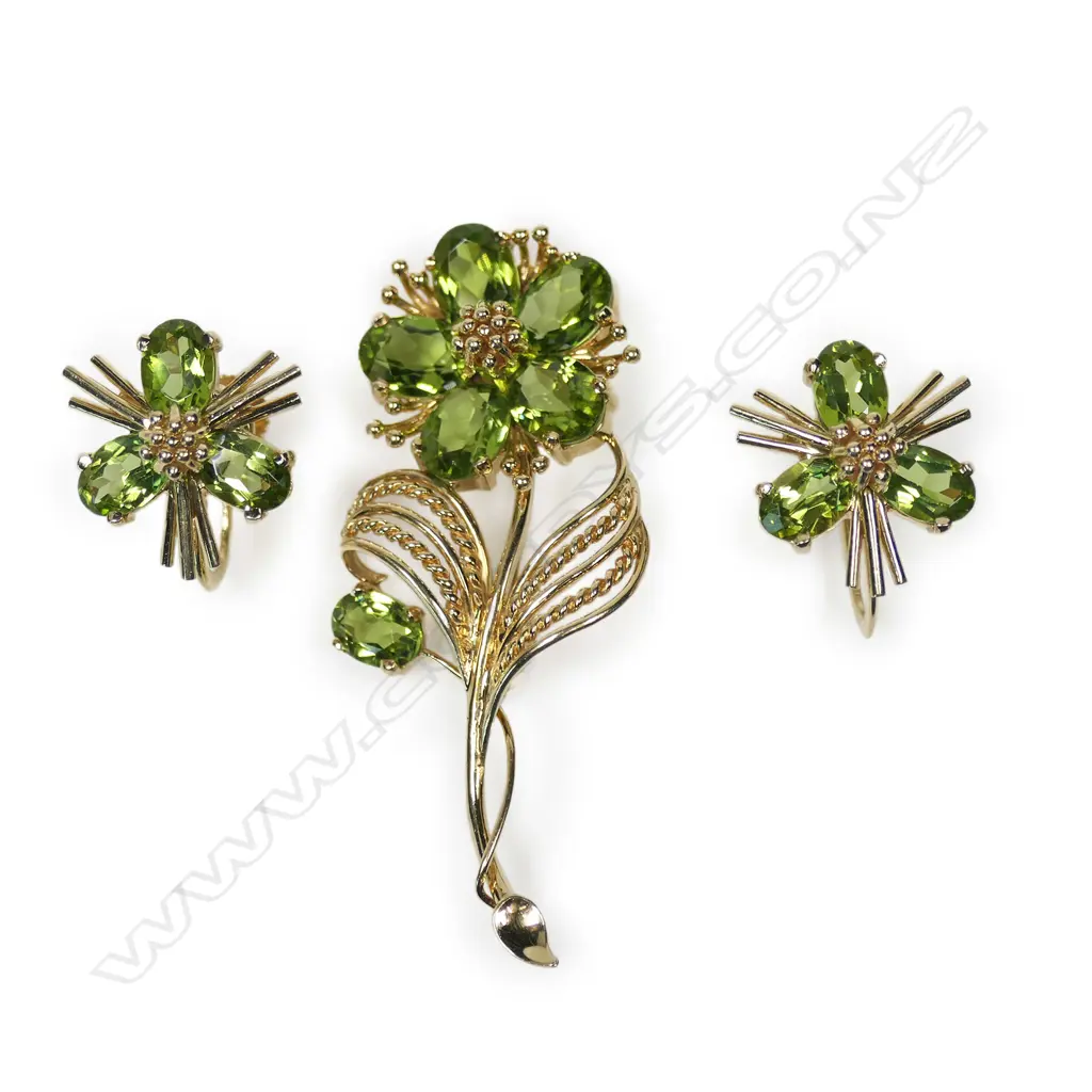 An 18ct gold and peridot suite of jewellery, Image 1++