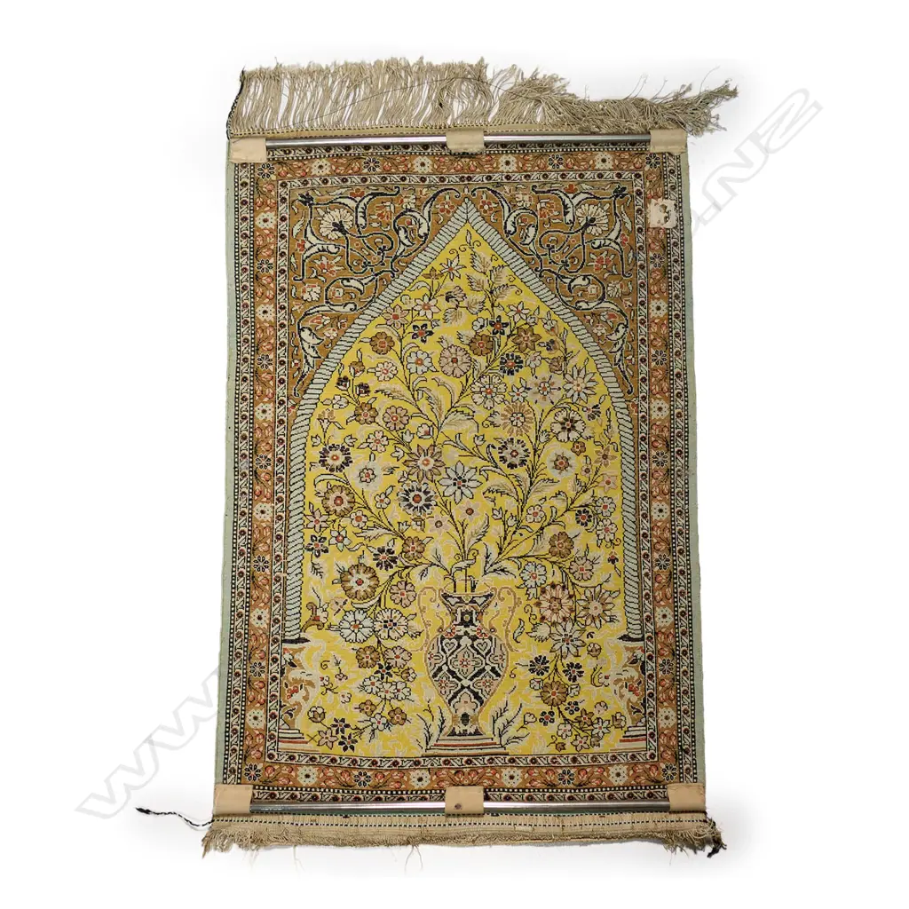 A fine hand knotted silk prayer rug, Image 1++