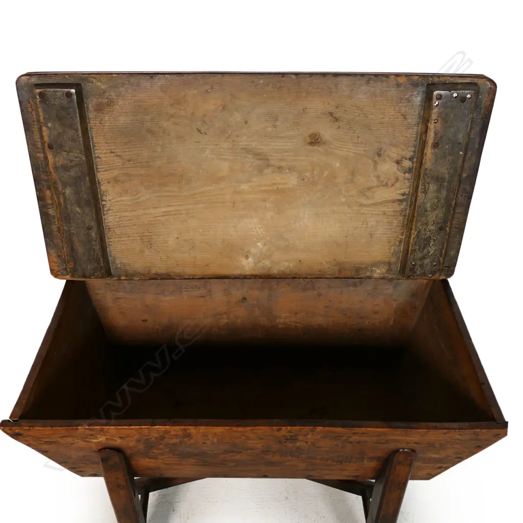 A 19thC figured elm dough bin, Image 1++