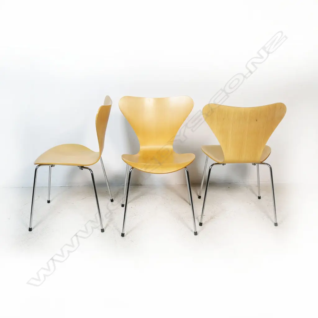 A modern iconic Fritz Hansen table and eight chair suite, Image 1++