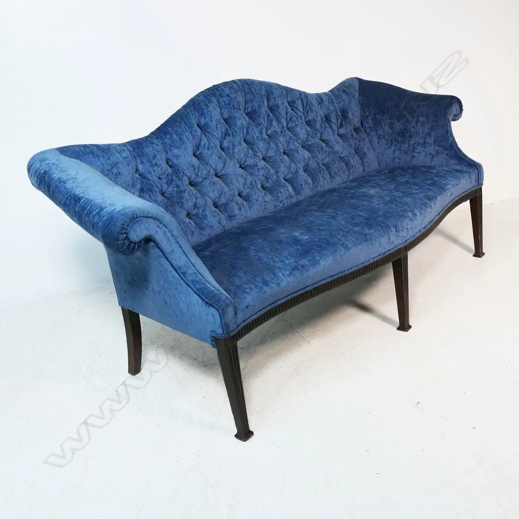 An early 20thC camel back sofa of fine proportions, Image 1++