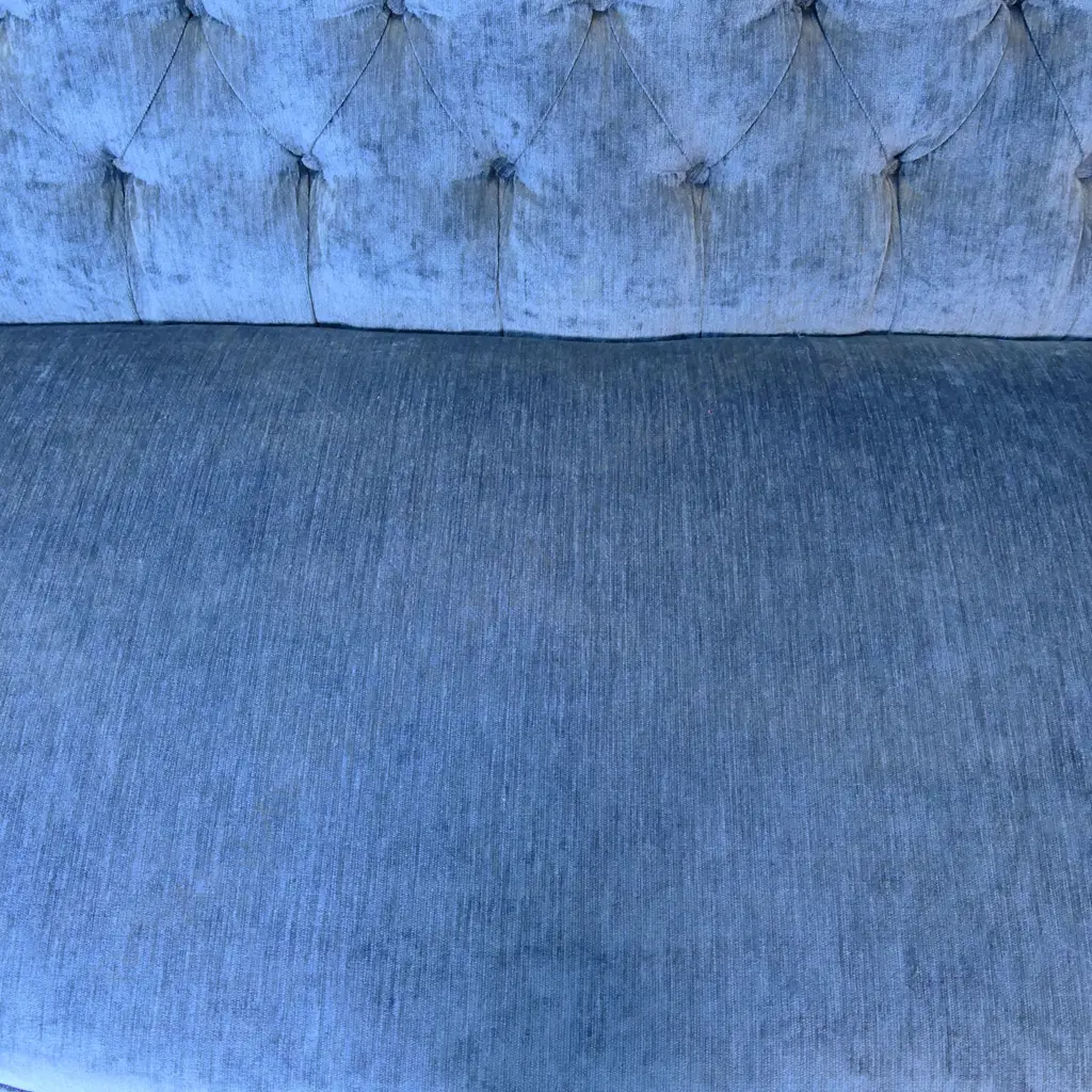 An early 20thC camel back sofa of fine proportions, Image 1++