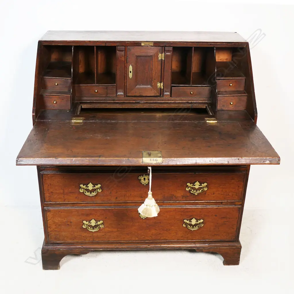An early George III oak fall front bureau, Image 1++