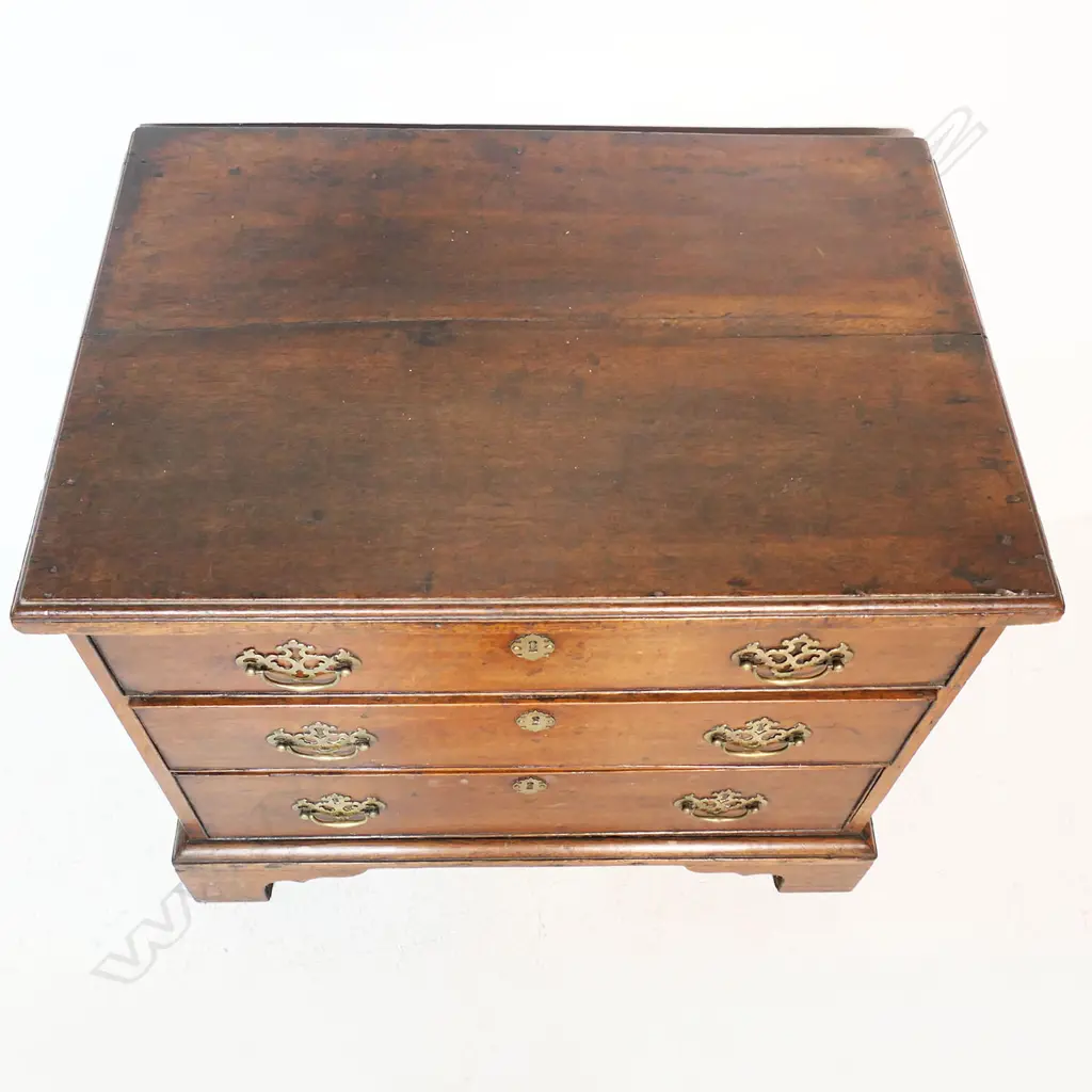 An oak George III small proportion chest of drawers, Image 1++