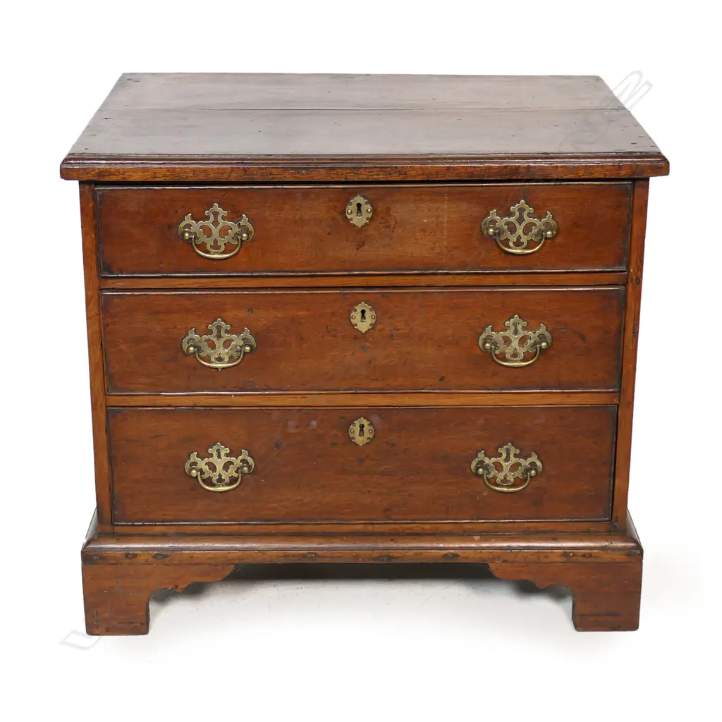 An oak George III small proportion chest of drawers, Image 1++