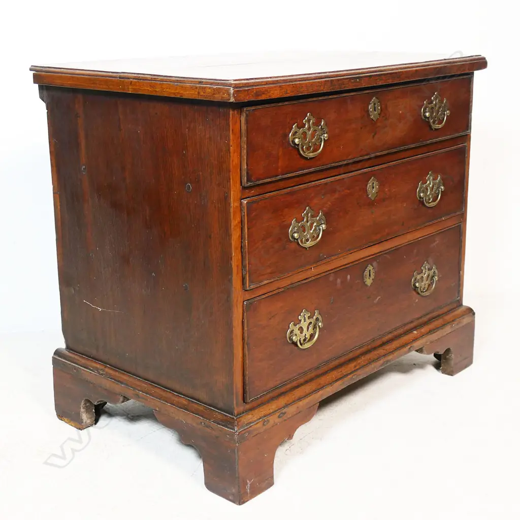 An oak George III small proportion chest of drawers, Image 1++