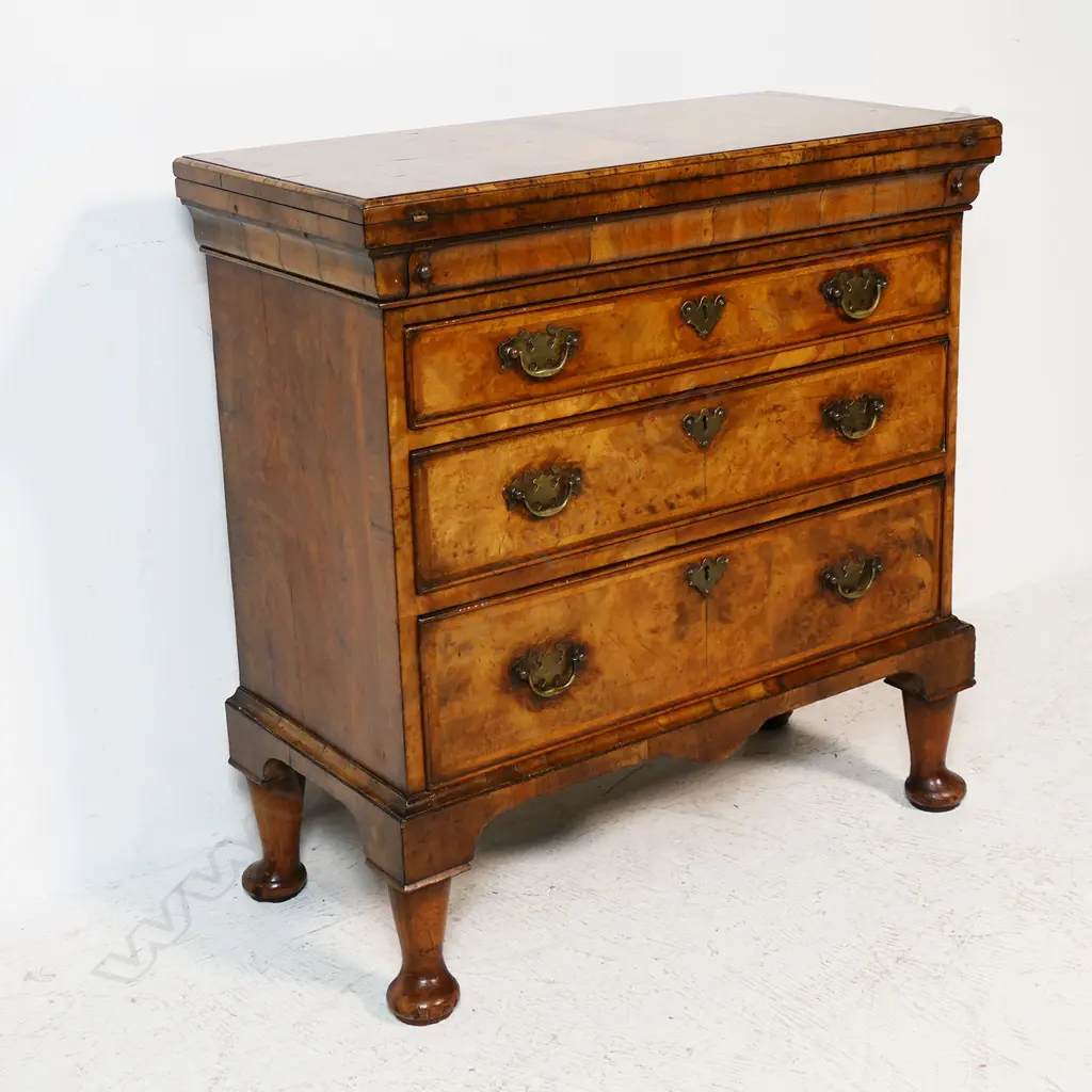 An uncommon quality George III walnut flip top bachelors chest, Image 1++