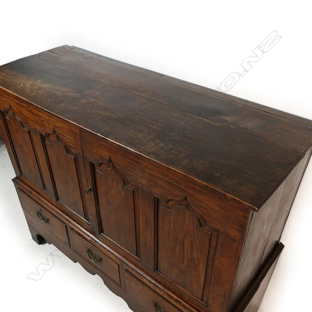 A George III oak cupboard, Image 1++