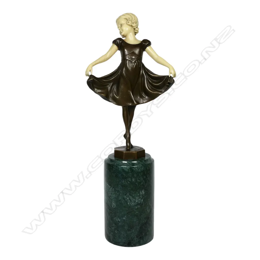 An Art Deco style bronze sculpture, Image 1++