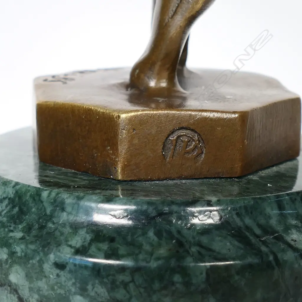 An Art Deco style bronze sculpture, Image 1++