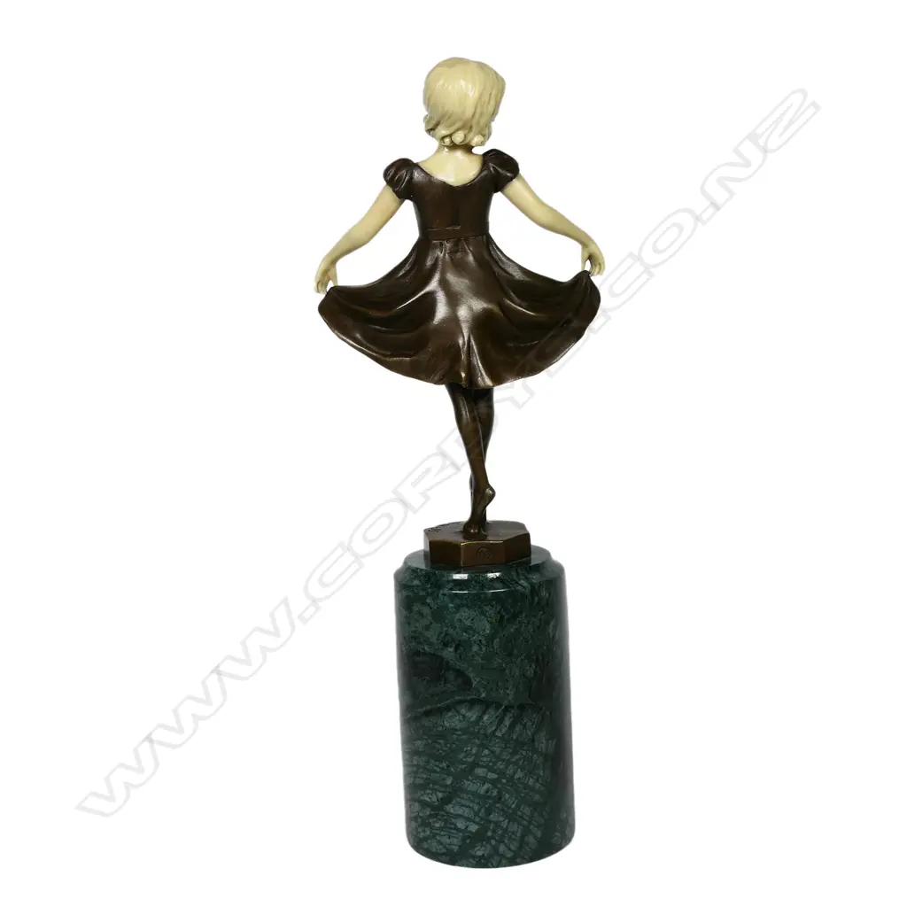 An Art Deco style bronze sculpture, Image 1++