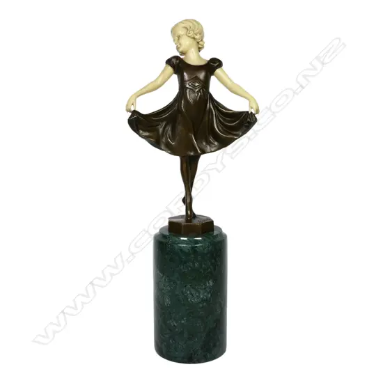 An Art Deco style bronze sculpture,