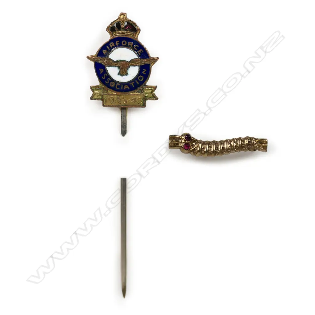 A WWII 9ct yellow gold rare Caterpillar Club silk worm badge, Image 1++