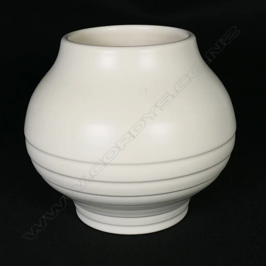 An Ernest Shufflebotham small hand-potted Crown Lynn vase, Image 1++