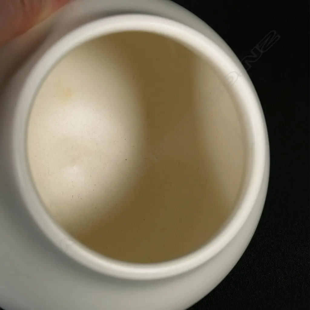 An Ernest Shufflebotham small hand-potted Crown Lynn vase, Image 1++