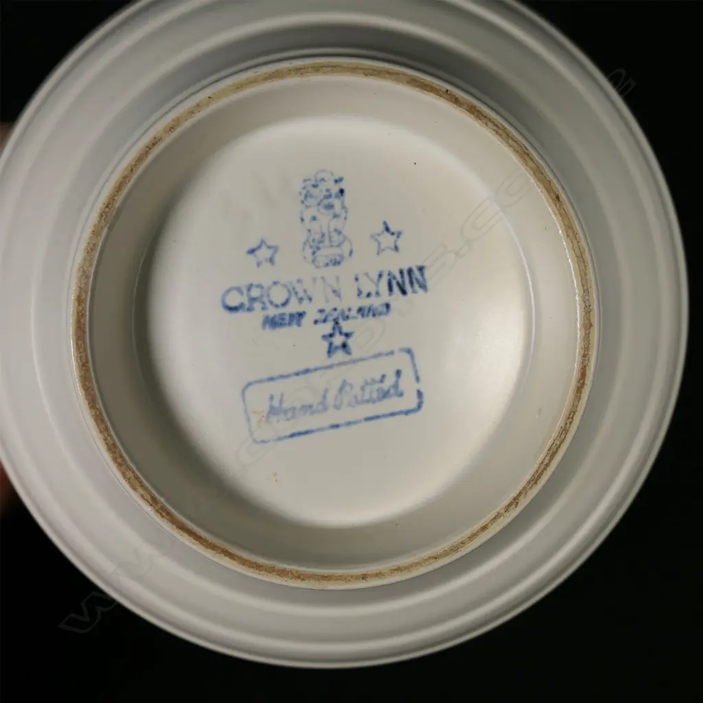 An Ernest Shufflebotham small hand-potted Crown Lynn vase, Image 1++