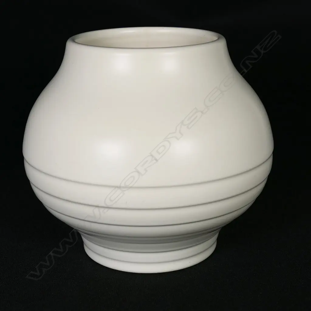 An Ernest Shufflebotham small hand-potted Crown Lynn vase, Image 1++