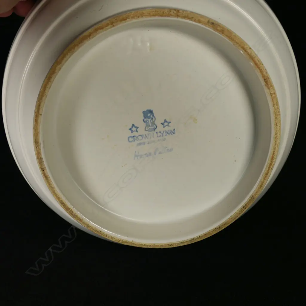 An Ernest Shufflebotham hand-potted Crown Lynn Vase, Image 1++