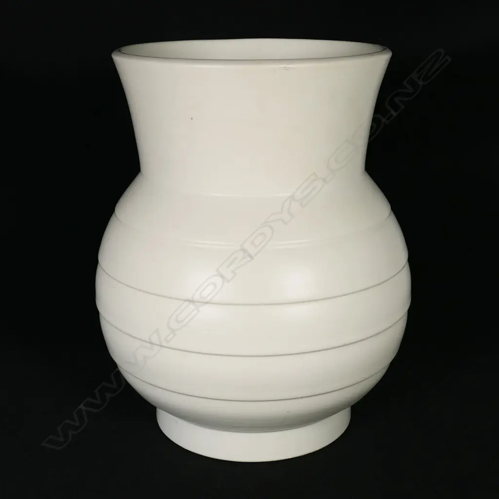 An Ernest Shufflebotham hand-potted Crown Lynn Vase, Image 1++