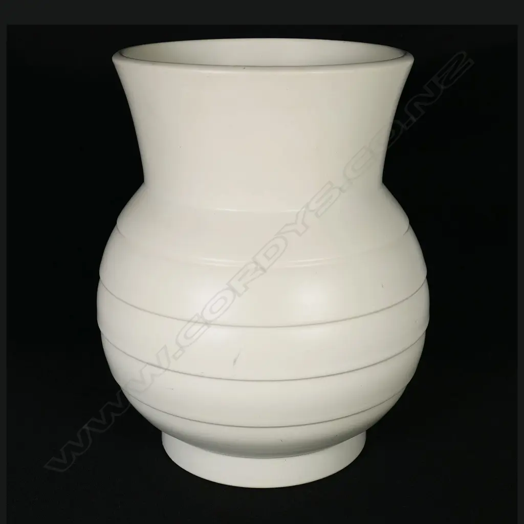 An Ernest Shufflebotham hand-potted Crown Lynn Vase, Image 1++