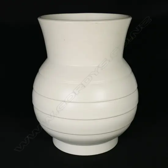 An Ernest Shufflebotham hand-potted Crown Lynn Vase,