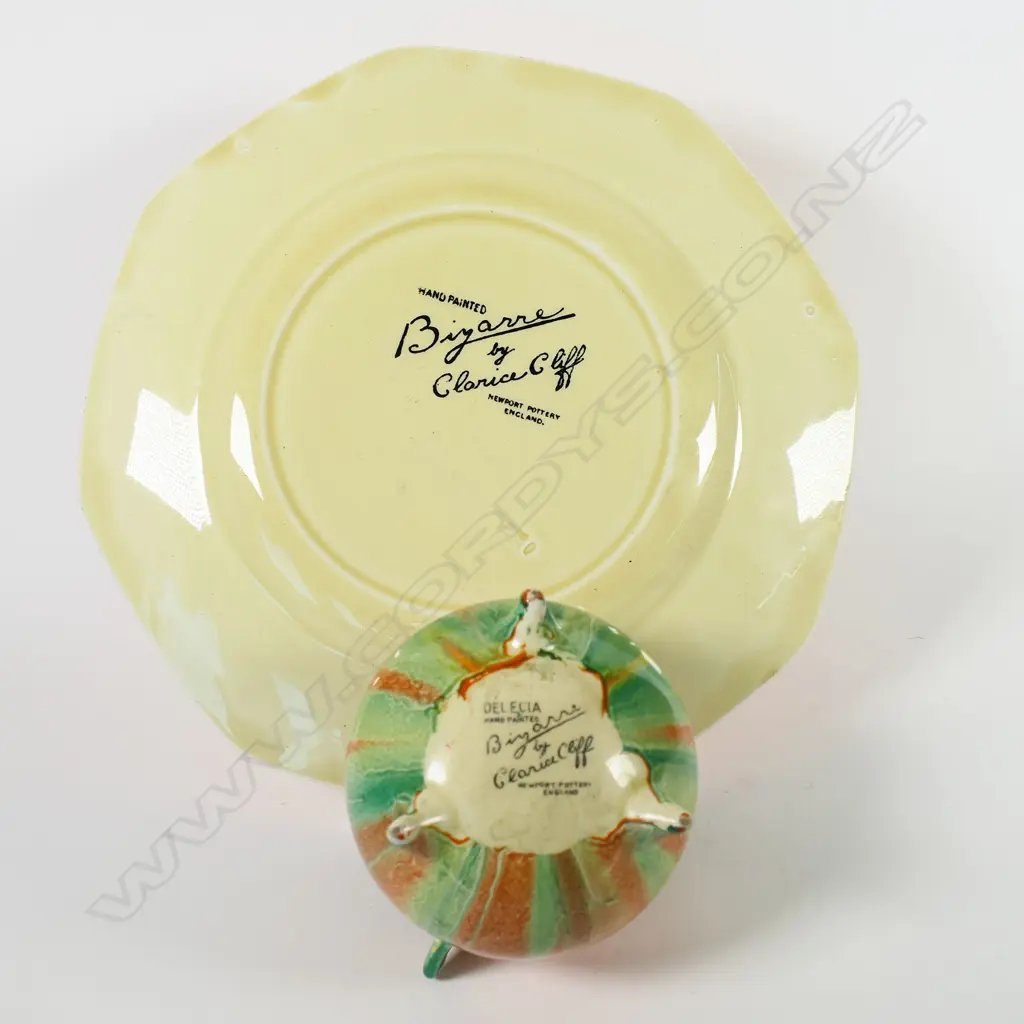 Two Clarice Cliff Bizarre pieces, Image 1++