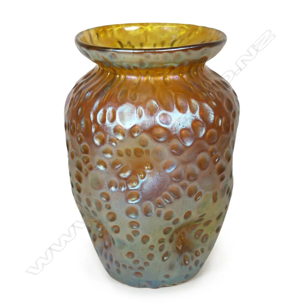 A Loetz style iridescent glass vase, Image 1++