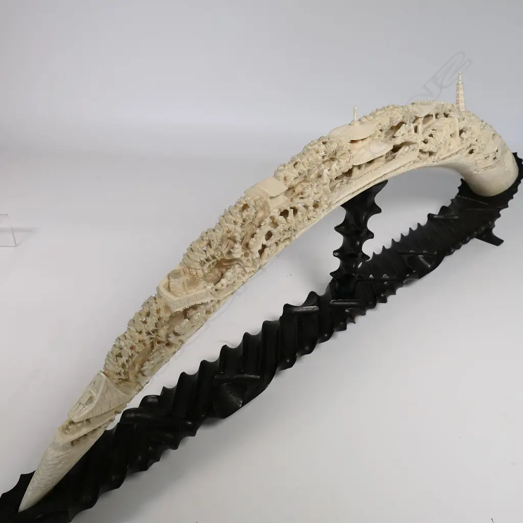 An outstanding old Chinese carved ivory elephant tusk, Image 1++