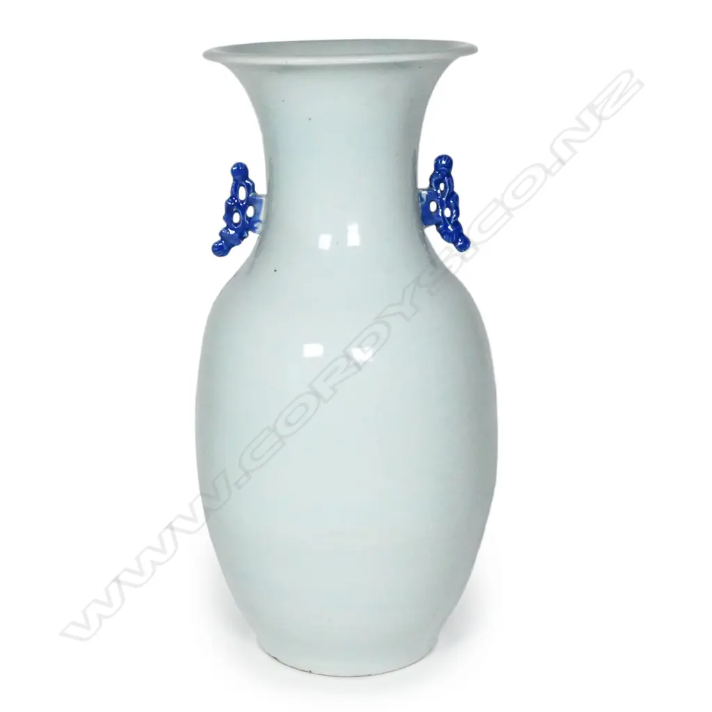 A Chinese blue and white vase on stand, Image 1++