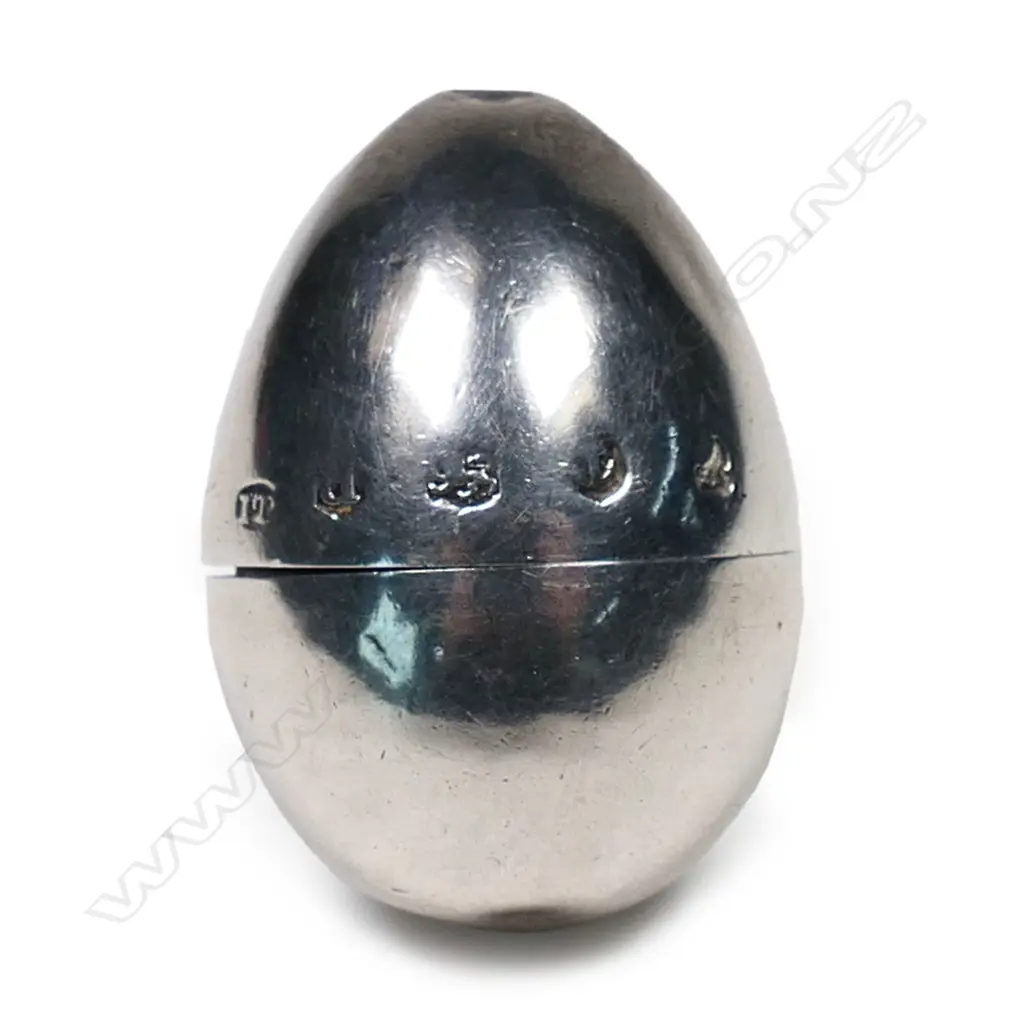 A late George III silver nutmeg grater, Image 1++