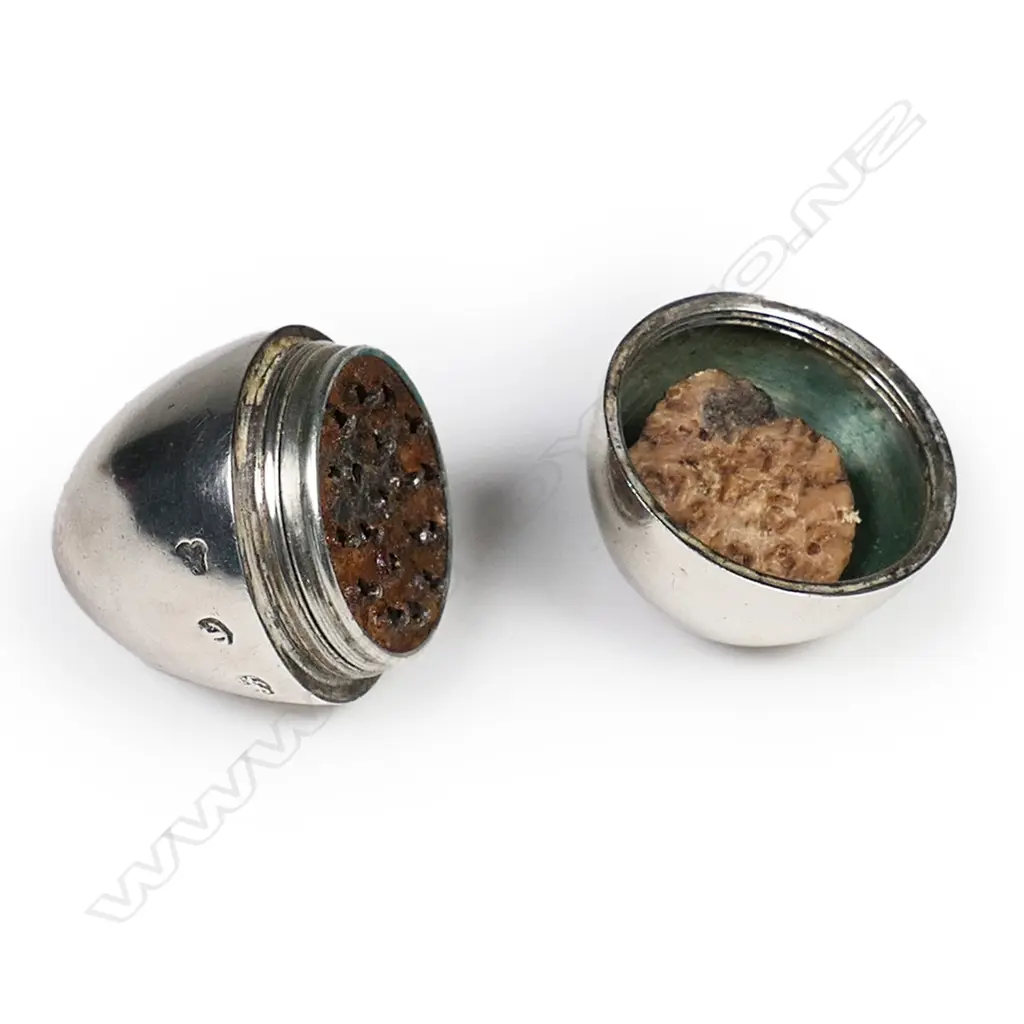 A late George III silver nutmeg grater, Image 1++