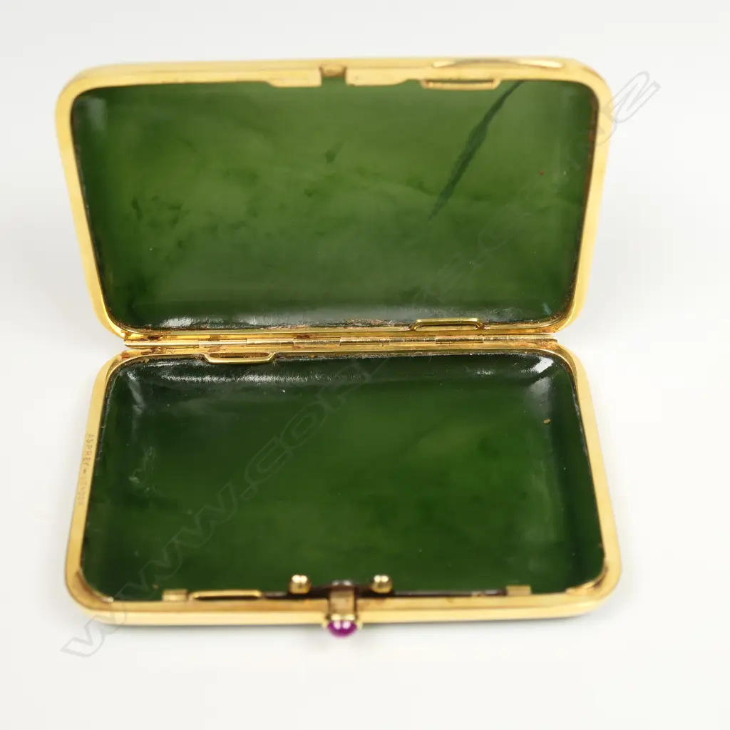 A quality early-20thC Asprey of London 15ct to 18ct yellow gold framed and nephrite cigarette case, Image 1++