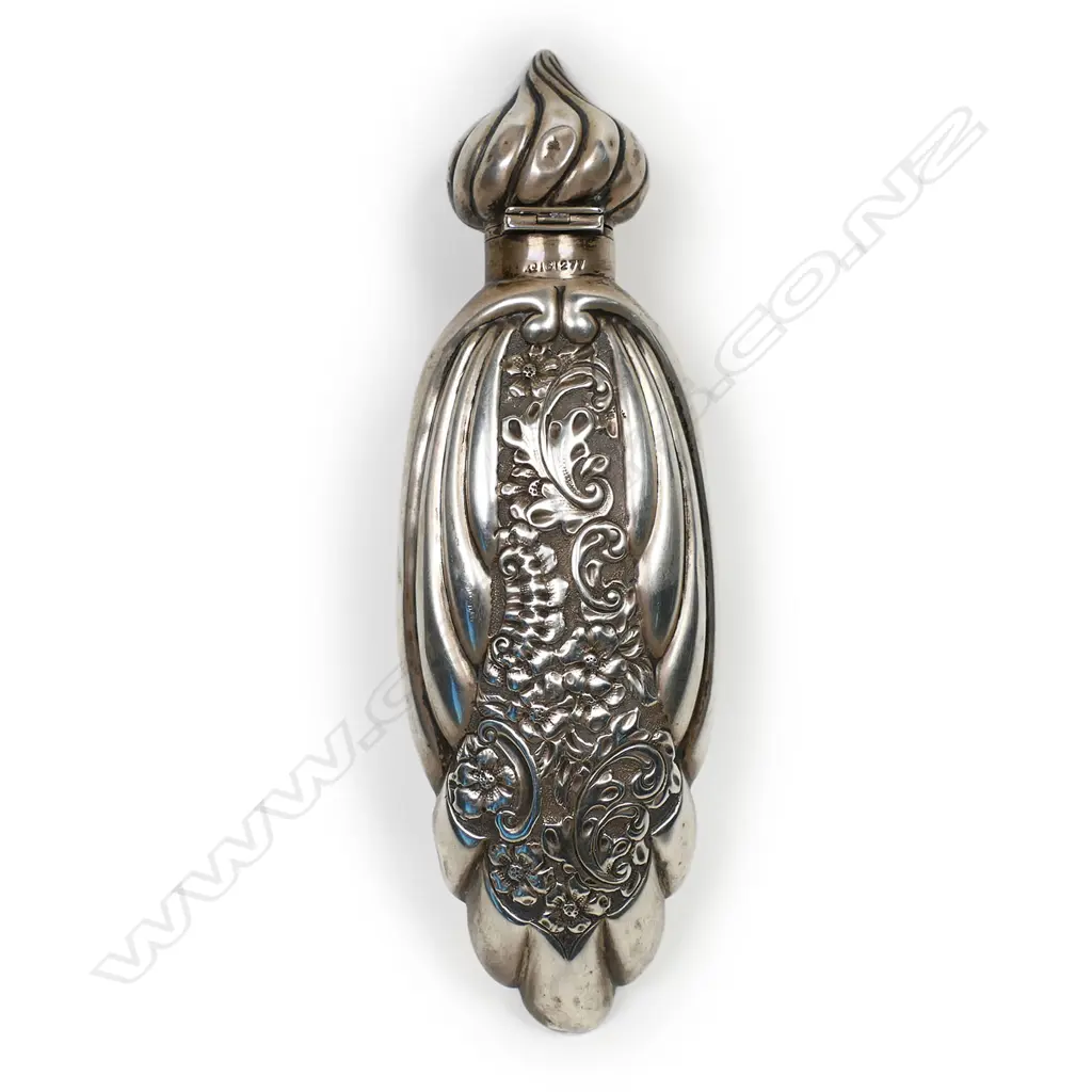 A large stylish late Victorian silver embossed scent bottle, Image 1++