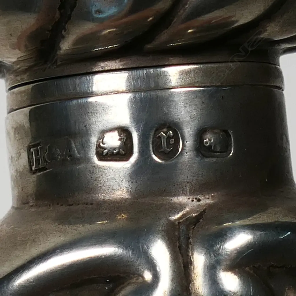 A large stylish late Victorian silver embossed scent bottle, Image 1++