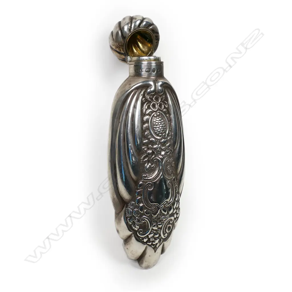 A large stylish late Victorian silver embossed scent bottle, Image 1++