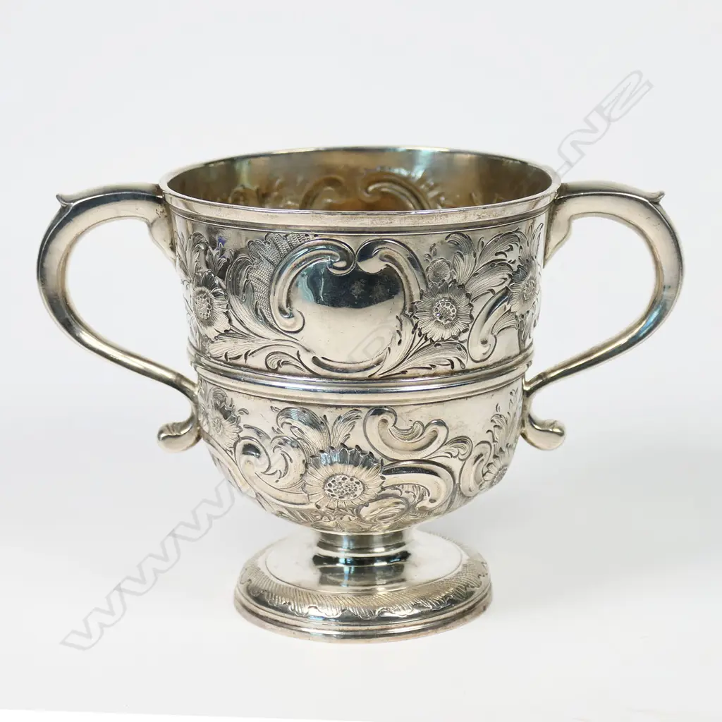 A George II Irish silver loving cup, Image 1++