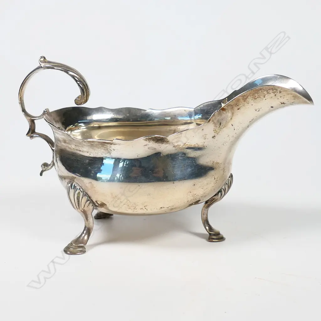 An early George III silver small sauce boat, Image 1++