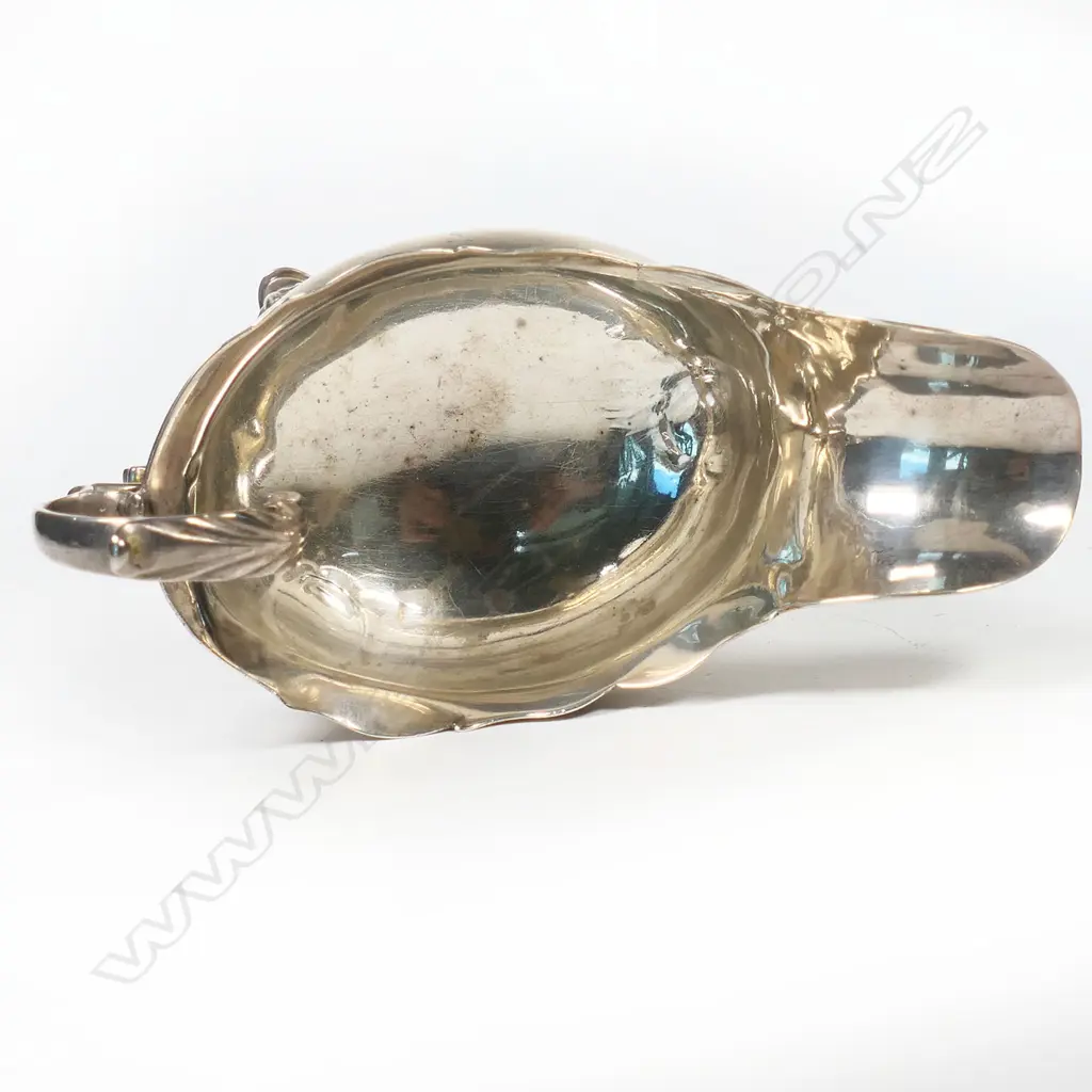 An early George III silver small sauce boat, Image 1++