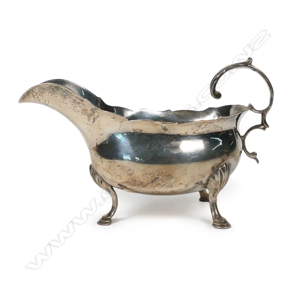 An early George III silver small sauce boat, Image 1++