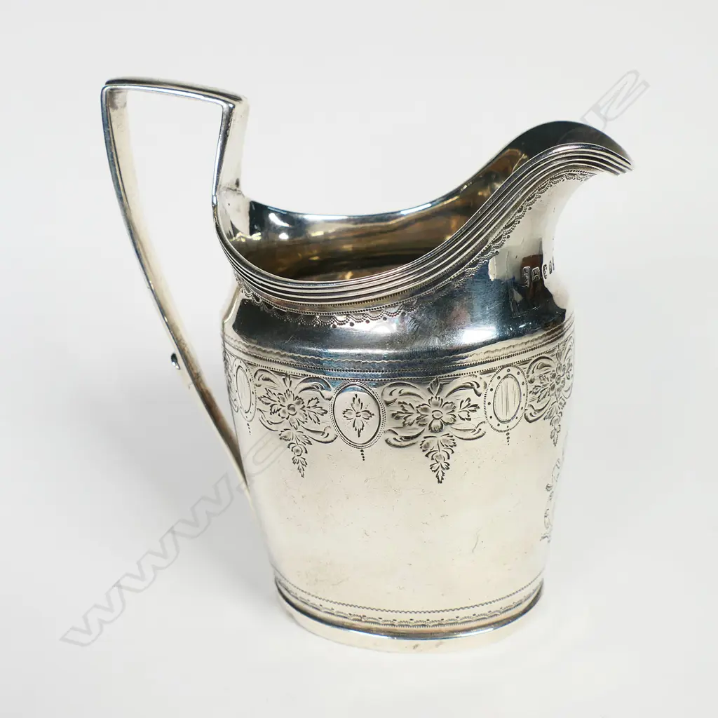 A George III silver flat bottom cream jug, Image 1++