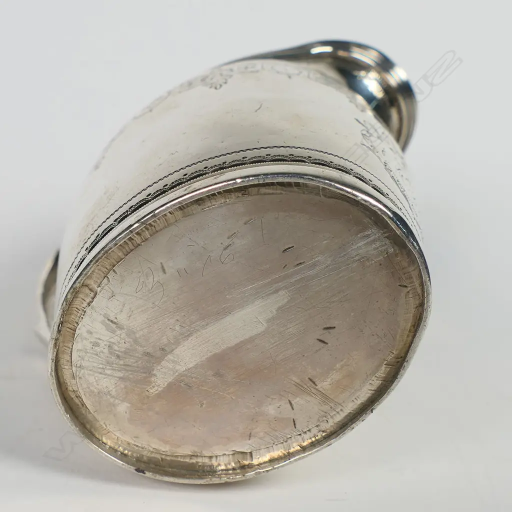 A George III silver flat bottom cream jug, Image 1++