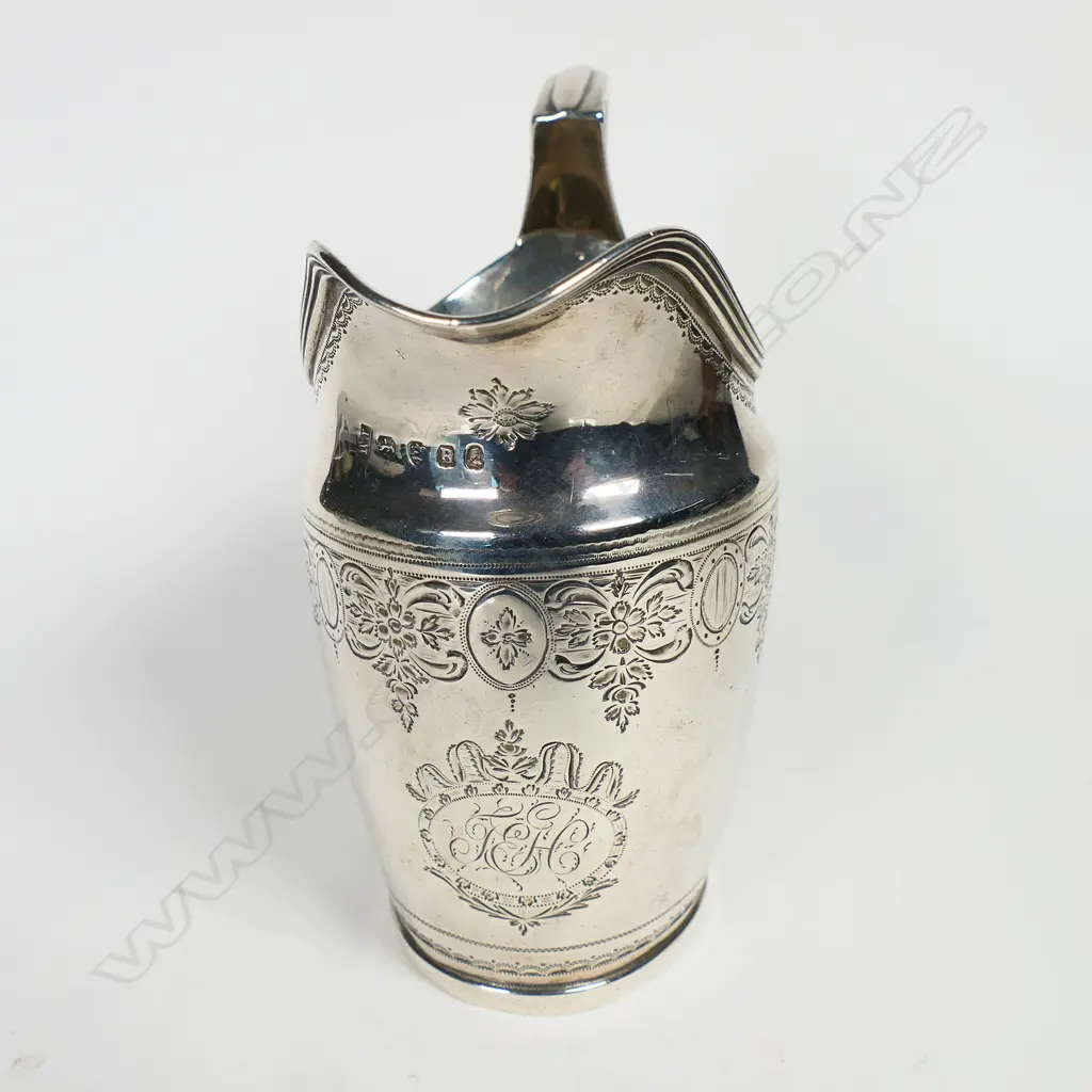 A George III silver flat bottom cream jug, Image 1++