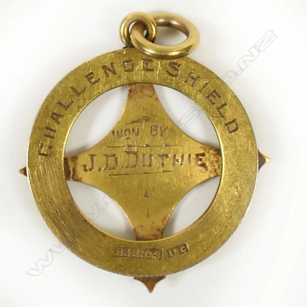 An early 20thC 15ct gold 'Challenge Shield' badge pendant, Image 1++