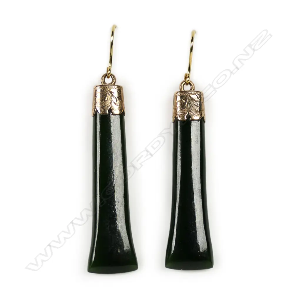 A pair of early 20thC 9ct gold and pounamu earrings, Image 1++